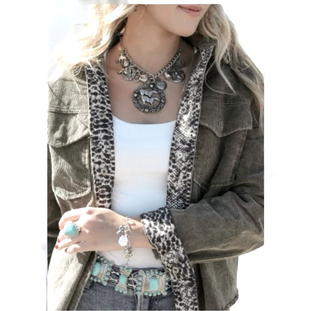 🔴2 for 40❤️ jacket longsleeve snap front gray curdaroy snakeskinn trim size M.